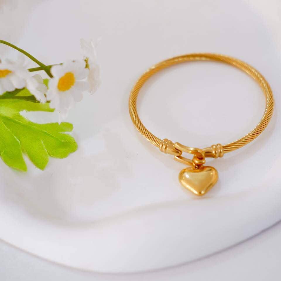 Amoura Bangle
